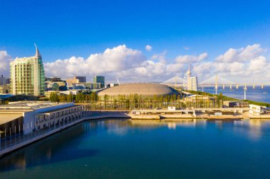 Lisbon, Portekiz - Kasım 2018: Meo Arena ve Sao Gabriel ve Sao Rafael Towers şehir mesire Milletlerde Park, havadan görünümü