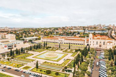 Lisbon, Portekiz - 6 Eylül 2018: Lizbon cityscape. Jeronimos Monastery (ya da Hieronymites Manastırı) görünümü ve Emprie Meydanı ve park. Keşifler Anıtı üstünden havadan görünümü.