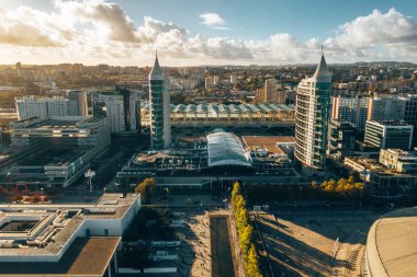 Lisbon, Portekiz - Kasım 2018: Meo Arena ve Sao Gabriel ve Sao Rafael Towers şehir mesire Milletlerde Park, havadan görünümü