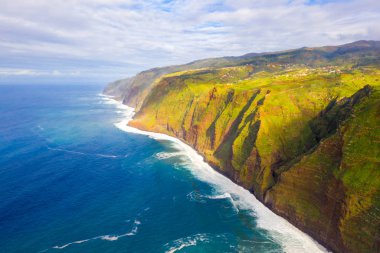 Hava Madeira Adası görünümünü Atlantik Okyanusu, beyaz dalgalar, uçurumlar ve yeşil doğa ile