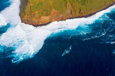 Hava Madeira Adası görünümünü Atlantik Okyanusu, beyaz dalgalar, uçurumlar ve yeşil doğa ile