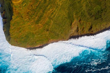 Hava Madeira Adası görünümünü Atlantik Okyanusu, beyaz dalgalar, uçurumlar ve yeşil doğa ile