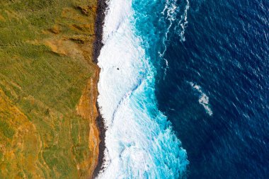Hava Madeira Adası görünümünü Atlantik Okyanusu, beyaz dalgalar, uçurumlar ve yeşil doğa ile