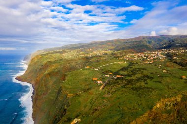 Hava Madeira Adası görünümünü Atlantik Okyanusu, beyaz dalgalar, uçurumlar ve yeşil doğa ile