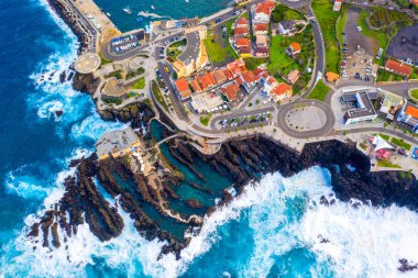 Havadan görünümü lav-rock havuzlu, Madeira Adası, Portekiz Porto Moniz Köyü