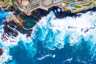 Havadan görünümü lav-rock havuzlu, Madeira Adası, Portekiz Porto Moniz Köyü