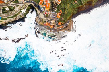Havadan görünümü lav-rock havuzlu, Madeira Adası, Portekiz Porto Moniz Köyü