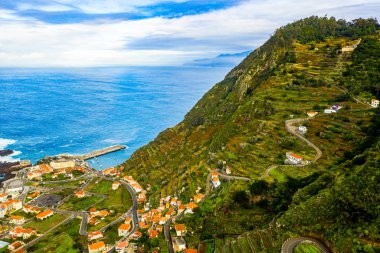 Havadan görünümü lav-rock havuzlu, Madeira Adası, Portekiz Porto Moniz Köyü