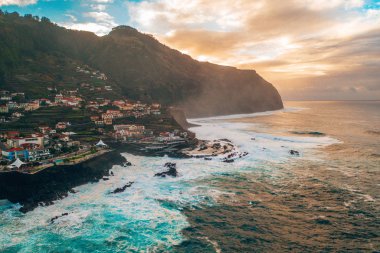 Havadan görünümü lav-rock havuzlu, Madeira Adası, Portekiz Porto Moniz Köyü