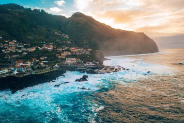 Havadan görünümü lav-rock havuzlu, Madeira Adası, Portekiz Porto Moniz Köyü