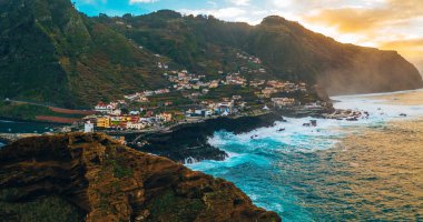 Havadan görünümü lav-rock havuzlu, Madeira Adası, Portekiz Porto Moniz Köyü