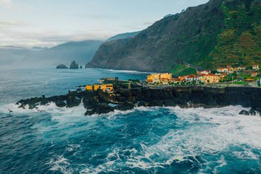Havadan görünümü lav-rock havuzlu, Madeira Adası, Portekiz Porto Moniz Köyü
