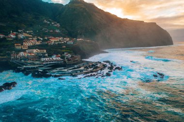 Havadan görünümü lav-rock havuzlu, Madeira Adası, Portekiz Porto Moniz Köyü