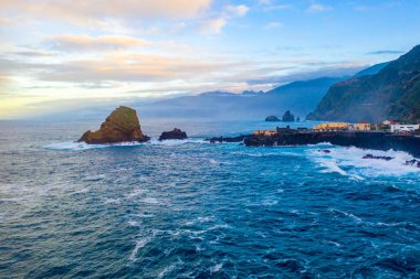 Havadan görünümü lav-rock havuzlu, Madeira Adası, Portekiz Porto Moniz Köyü