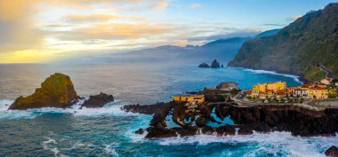 Havadan görünümü lav-rock havuzlu, Madeira Adası, Portekiz Porto Moniz Köyü
