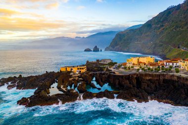 Havadan görünümü lav-rock havuzlu, Madeira Adası, Portekiz Porto Moniz Köyü