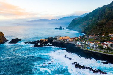 Havadan görünümü lav-rock havuzlu, Madeira Adası, Portekiz Porto Moniz Köyü