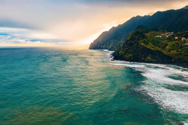 Güzel hava manzara görüntülemek Ponta de kuzey sahilinde Sao Lourenco, Madeira Adası, Portekiz doğu kesiminde