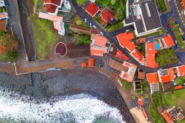 North shore Madeira Adası Porto da Cruz kasabada ağır bulutlar dağ silsilesi ile hava görünümünü. Madeira, Portekiz.