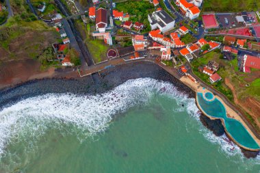 North shore Madeira Adası Porto da Cruz kasabada ağır bulutlar dağ silsilesi ile hava görünümünü. Madeira, Portekiz.