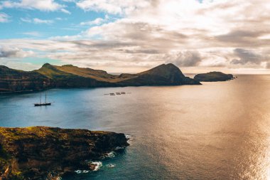 Vahşi plaj ve kayalıklarla Ponta de Sao Lourenco, Madeira Adaları, Portekiz, havadan görünümü