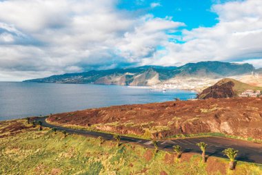 Vahşi plaj ve kayalıklarla Ponta de Sao Lourenco, Madeira Adaları, Portekiz, havadan görünümü