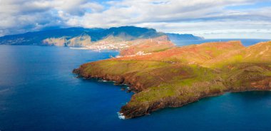Vahşi plaj ve kayalıklarla Ponta de Sao Lourenco, Madeira Adaları, Portekiz, havadan görünümü