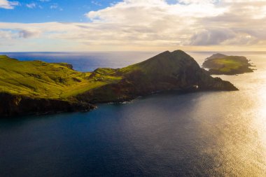 Vahşi plaj ve kayalıklarla Ponta de Sao Lourenco, Madeira Adaları, Portekiz, havadan görünümü