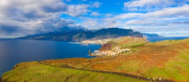 Vahşi plaj ve kayalıklarla Ponta de Sao Lourenco, Madeira Adaları, Portekiz, havadan görünümü