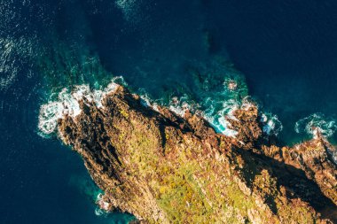 Vahşi plaj ve kayalıklarla Ponta de Sao Lourenco, Madeira Adaları, Portekiz, havadan görünümü