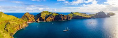 Vahşi plaj ve kayalıklarla Ponta de Sao Lourenco, Madeira Adaları, Portekiz, havadan görünümü