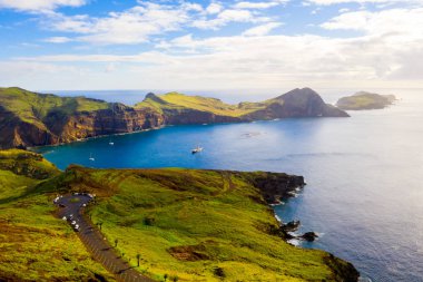 Vahşi plaj ve kayalıklarla Ponta de Sao Lourenco, Madeira Adaları, Portekiz, havadan görünümü