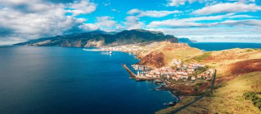 Vahşi plaj ve kayalıklarla Ponta de Sao Lourenco, Madeira Adaları, Portekiz, havadan görünümü