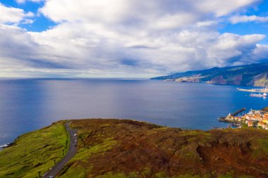 Vahşi plaj ve kayalıklarla Ponta de Sao Lourenco, Madeira Adaları, Portekiz, havadan görünümü