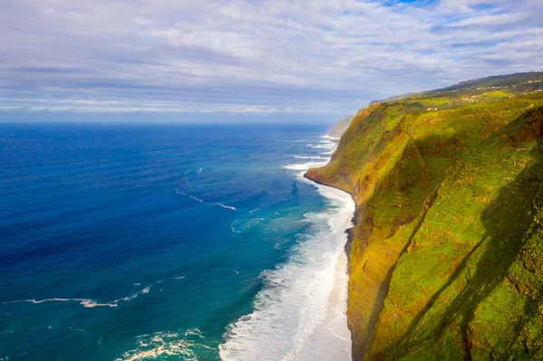 Vista Aérea Ilha Madeira Com Oceano Atlântico Ondas Brancas Falésias — Fotografia de Stock