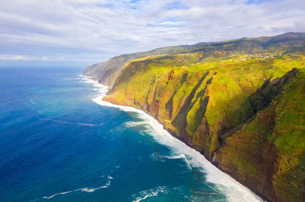Madeira Island Luchtfoto Met Atlantische Oceaan Witte Golven Kliffen Groene — Stockfoto