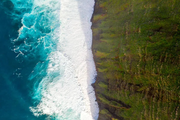 Letecká Tropický Ostrov Cliff Pohled Obrovské Bílé Vlny Pobřeží — Stock fotografie