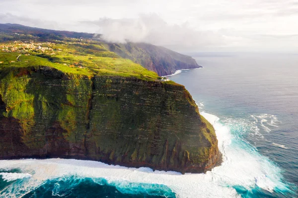 空中马德拉岛的景色与大西洋 悬崖和绿色的自然 — 图库照片