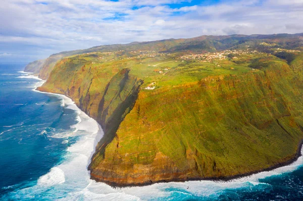 Madeira Island Luchtfoto Met Atlantische Oceaan Witte Golven Kliffen Groene — Stockfoto