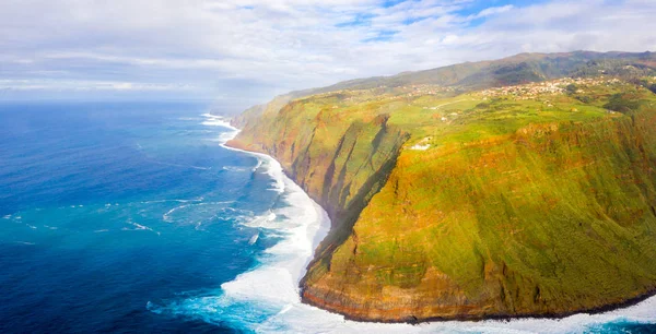 Vista Aérea Ilha Madeira Com Oceano Atlântico Ondas Brancas Falésias — Fotografia de Stock