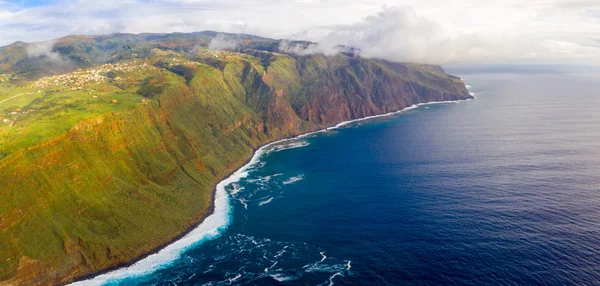 Hava Madeira Adası Görünümünü Atlantik Okyanusu Beyaz Dalgalar Uçurumlar Yeşil — Stok fotoğraf