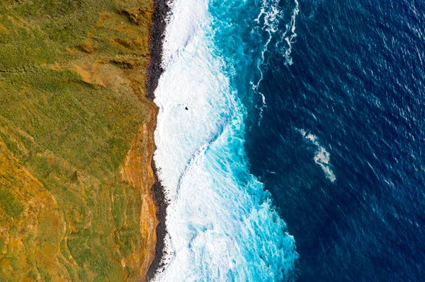 Letecký Pohled Ostrov Madeira Atlantským Oceánem Bílé Vlny Útesy Zelené — Stock fotografie