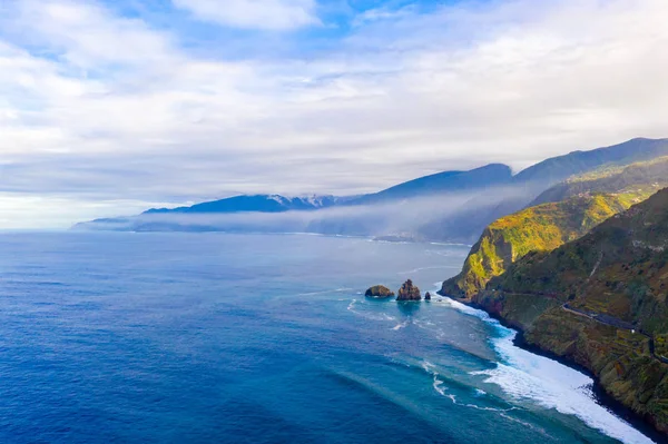 Madeira Flygfoto Med Atlanten Vita Vågor Klippor Och Gröna Naturen — Stockfoto