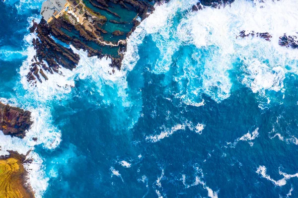 Letecký Pohled Ostrov Madeira Atlantským Oceánem Bílé Vlny Útesy Zelené — Stock fotografie