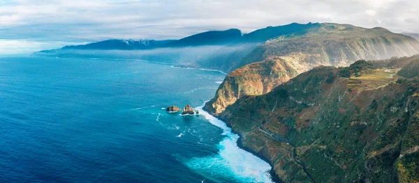 Widok Lotu Ptaka Wyspa Madera Oceanu Atlantyckiego Białe Fale Klify — Zdjęcie stockowe