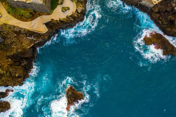 Letecký Pohled Mořské Útesy Ostrova Obrovské Bílé Vlny Křišťálově Modrou — Stock fotografie