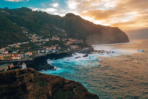 Havadan görünümü lav-rock havuzlu, Madeira Adası, Portekiz Porto Moniz Köyü