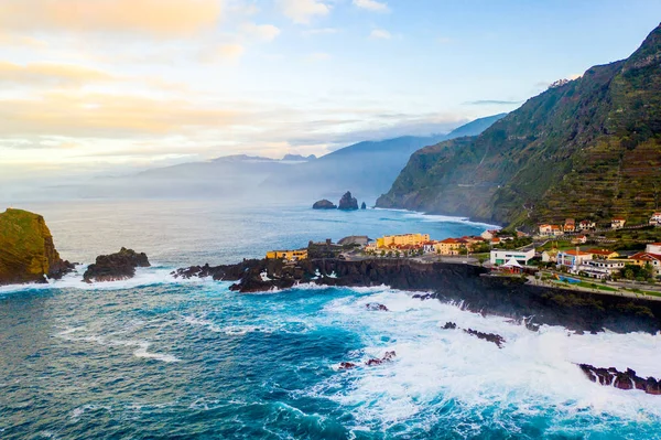 Havadan görünümü lav-rock havuzlu, Madeira Adası, Portekiz Porto Moniz Köyü