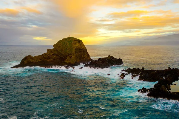 Vue Aérienne Des Falaises Île Océanique Avec Énormes Vagues Blanches — Photo