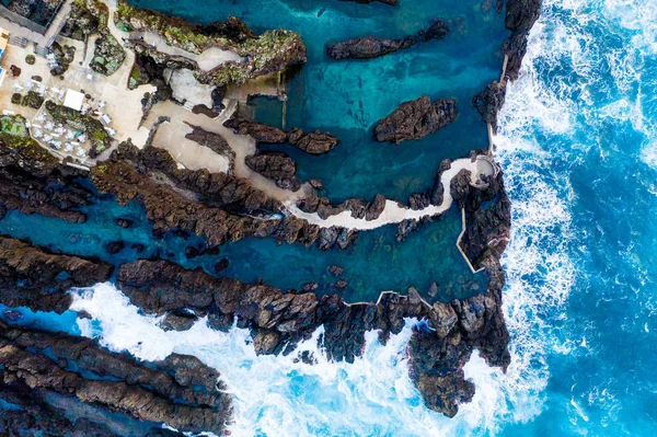 Letecký Pohled Mořské Útesy Ostrova Obrovské Bílé Vlny Křišťálově Modrou — Stock fotografie